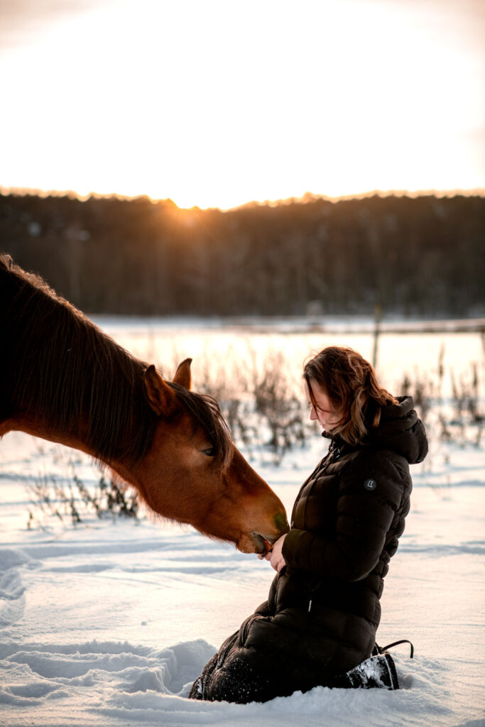 Kathrin Keiper mit Schimmel in der Abendsonne