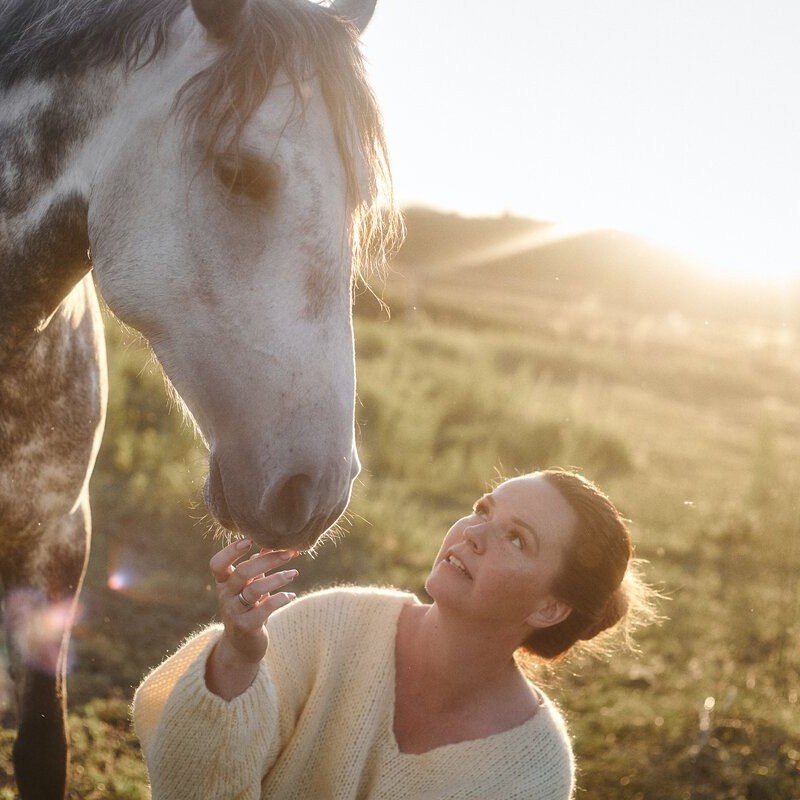 Kathrin Keiper mit Schimmel in der Abendsonne