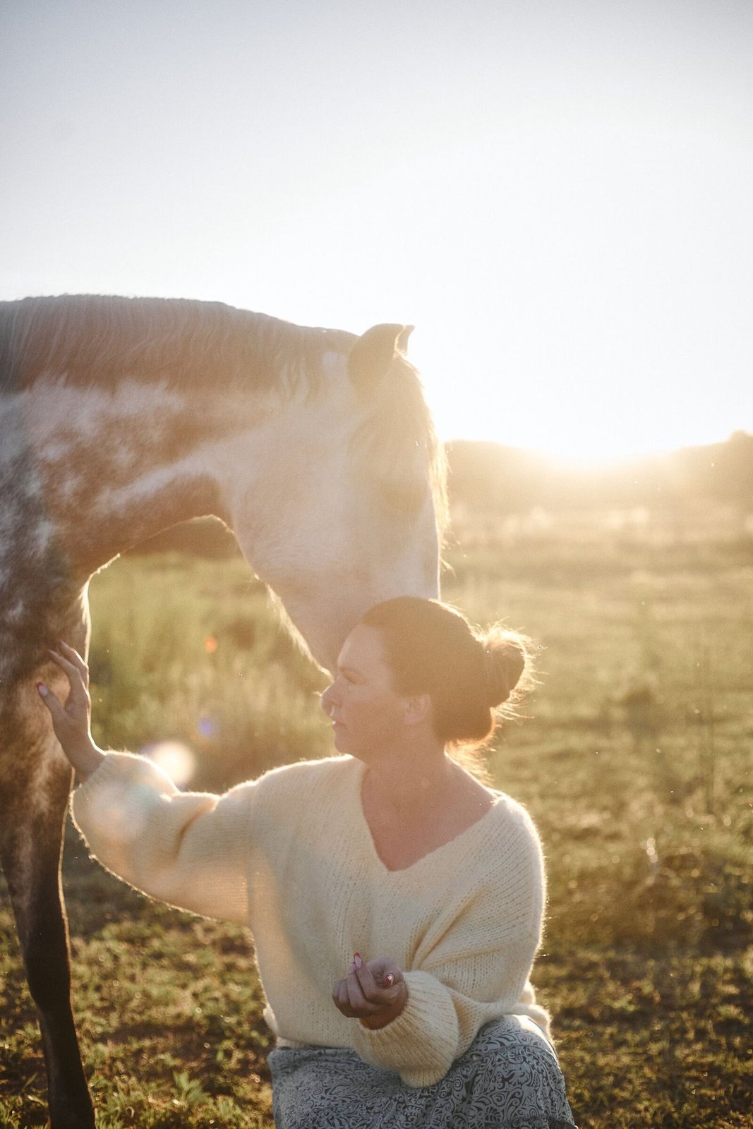 Kathrin Keiper mit ihrem Pferd in der Abendsonne